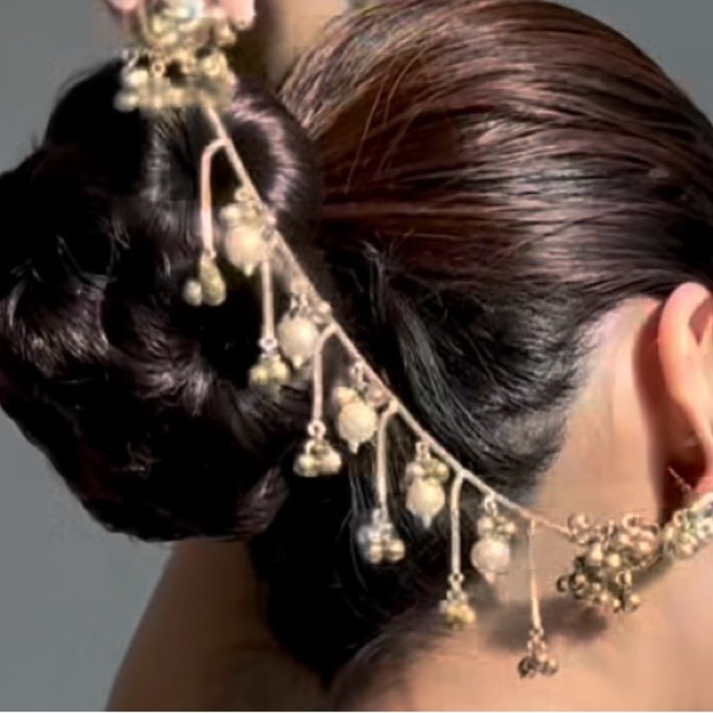 Earring attach with pearls and gungroos chain. 92.5 silver